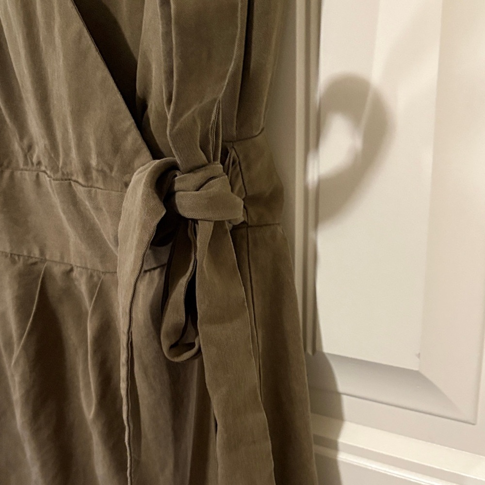 Banana‎ Republic sage green wrap dress - Picture 5 of 9